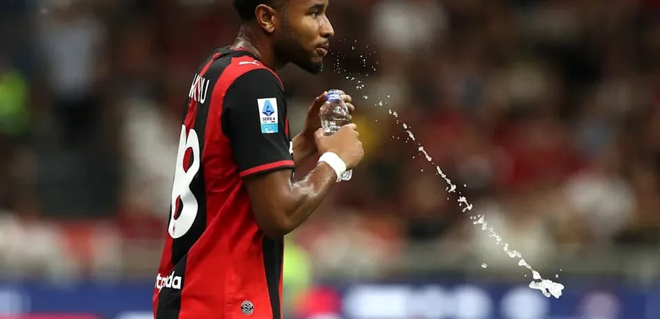 Jugador bebiendo agua durante el partido