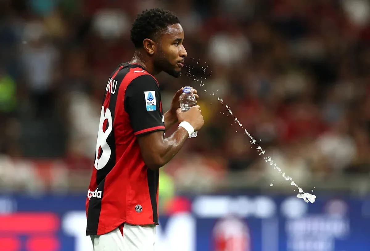 Jugador bebiendo agua durante el partido