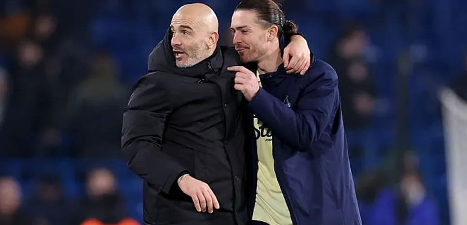 Entrenador y jugador abrazándose tras el partido