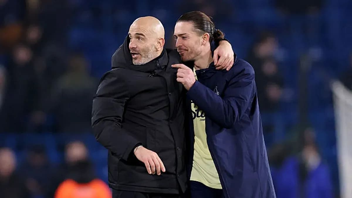 Entrenador y jugador abrazándose tras el partido