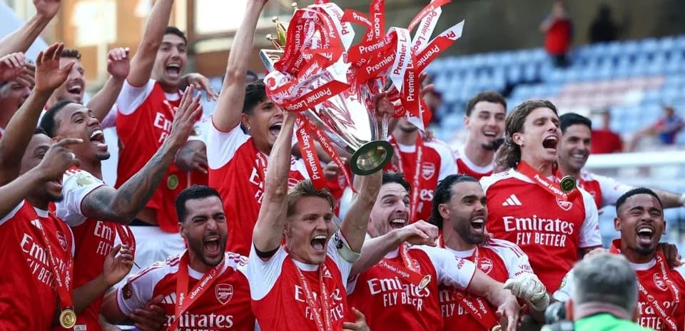 Jugadores de Arsenal celebrando con el trofeo Premier League