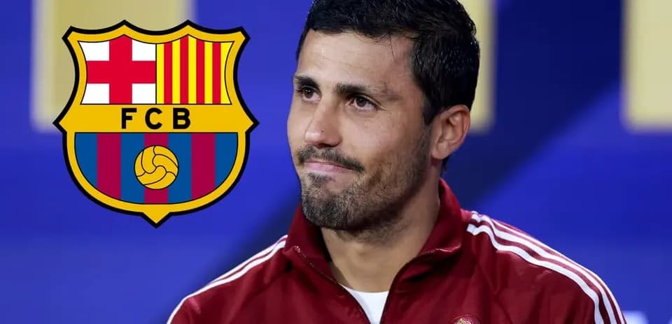 Jugador en conferencia de prensa con logo del Barça