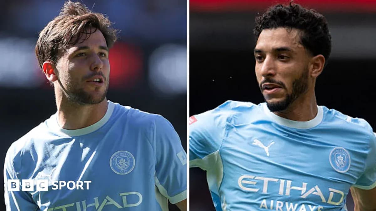 Dos jugadores de Manchester City en uniforme azul