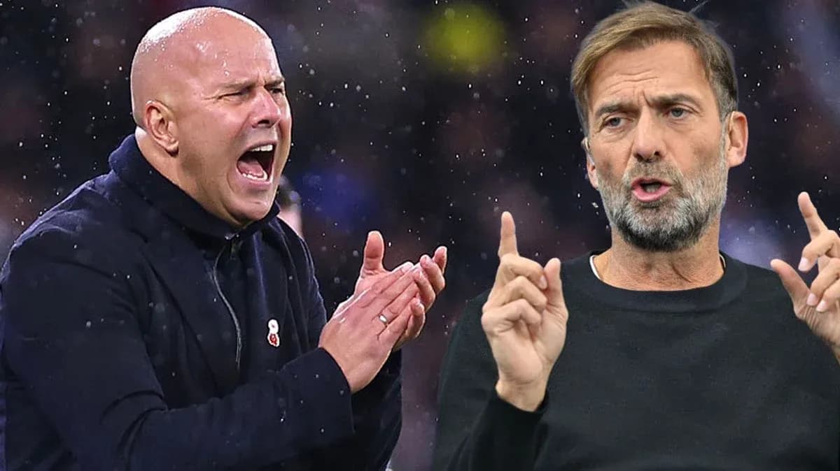 Entrenadores gesticulando durante un partido de fútbol