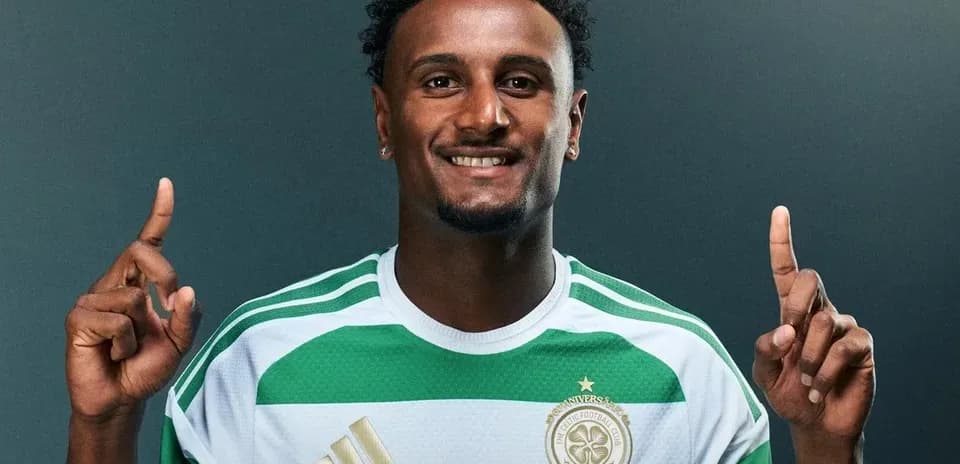 Jugador con camiseta del Celtic FC señalando hacia arriba