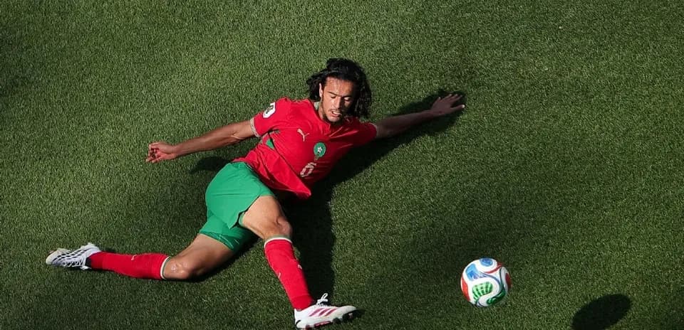 Jugador de Marruecos en el suelo con balón cerca