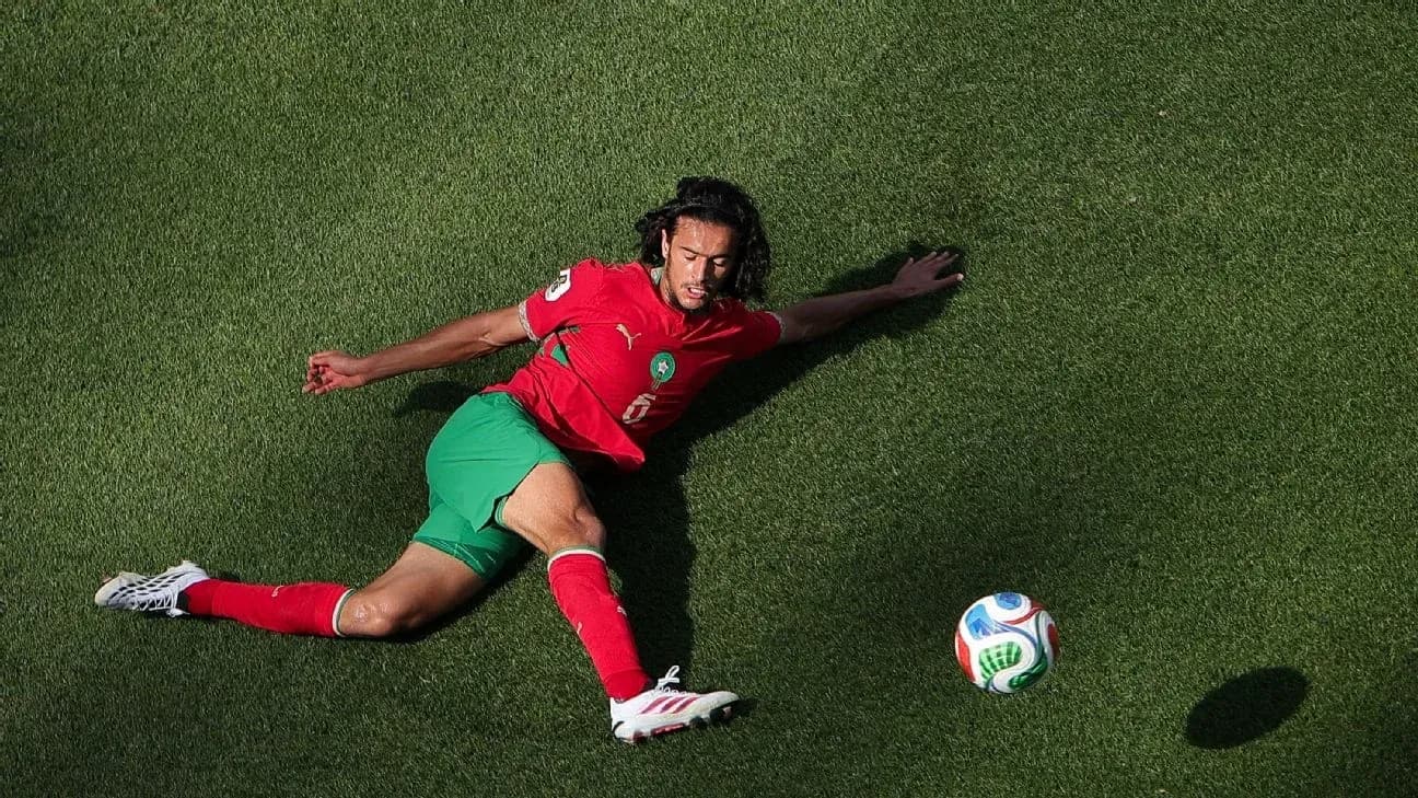Jugador de Marruecos en el suelo con balón cerca
