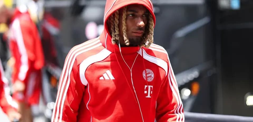 Jugador de Bayern Munich caminando con sudadera roja