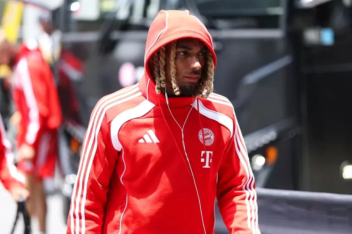 Jugador de Bayern Munich caminando con sudadera roja