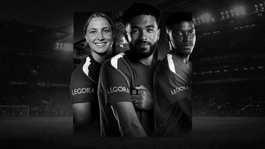 Tres jugadores de fútbol posando en el estadio