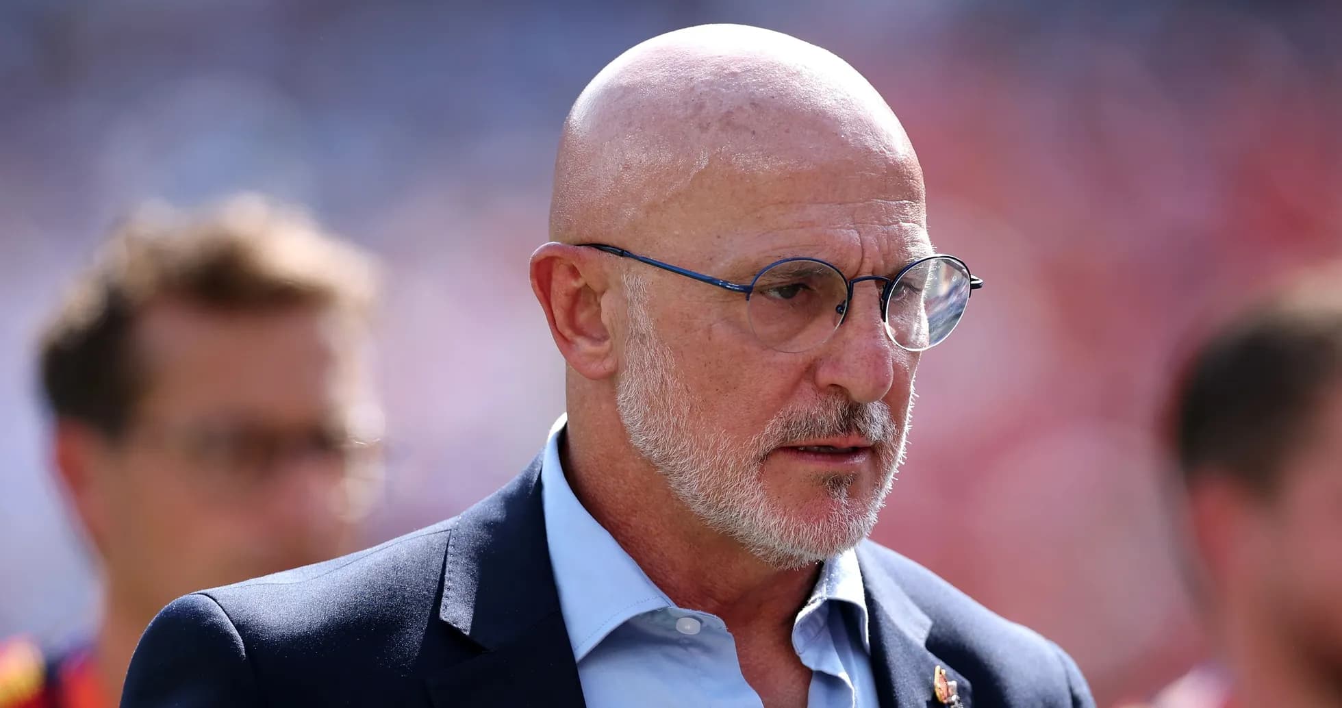 Hombre con gafas en el campo de fútbol