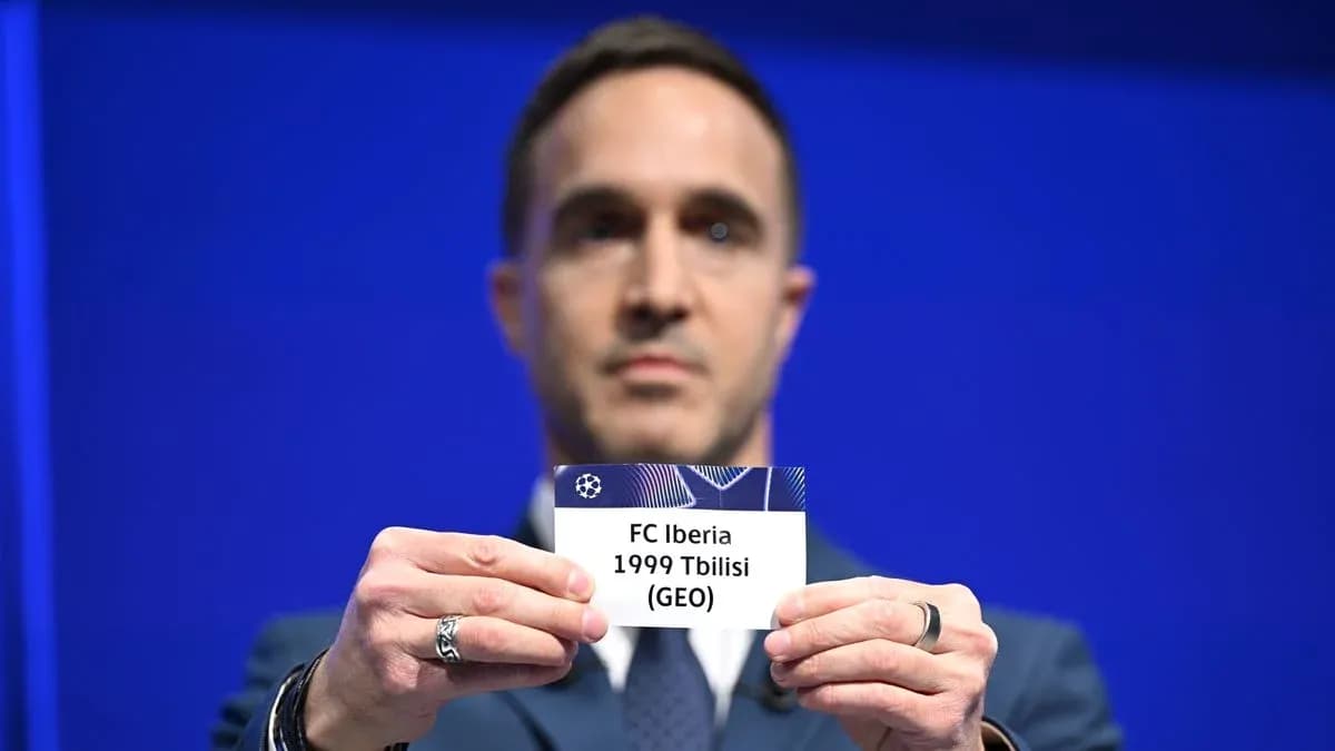 Hombre sosteniendo tarjeta de FC Iberia 1999 Tbilisi