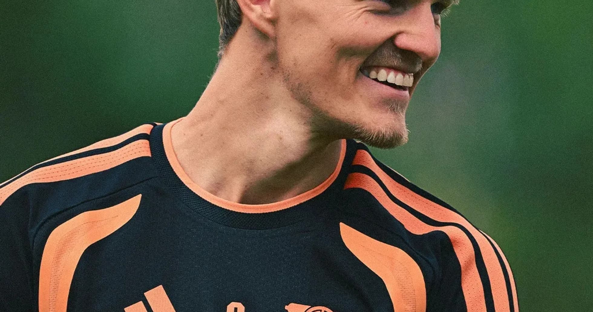 Jugador sonriendo durante la sesión de entrenamiento