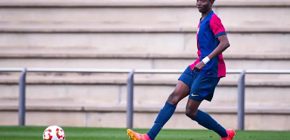 Jugador de fútbol en acción durante un partido