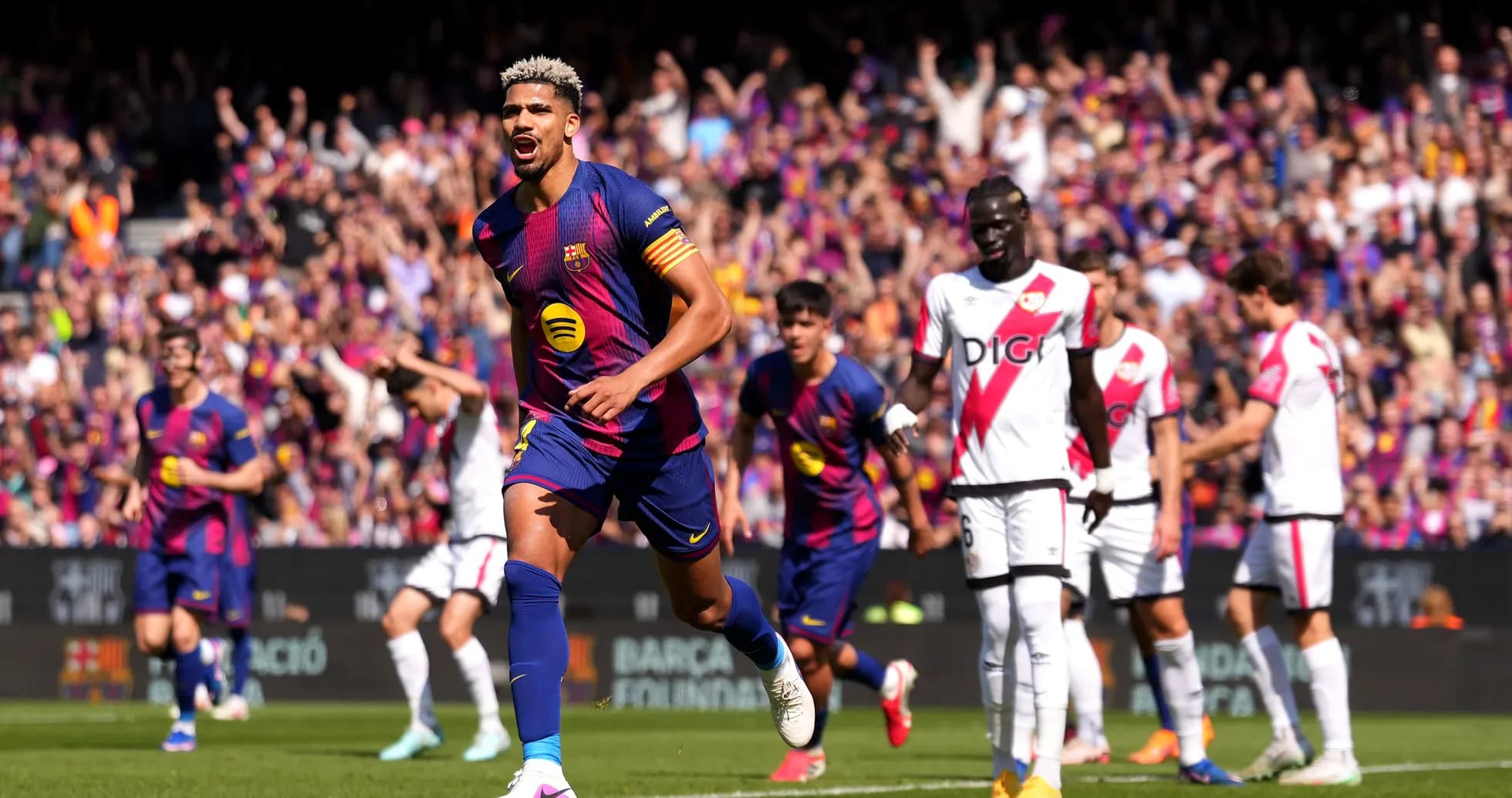 Jugador del Barcelona celebra un gol en el partido