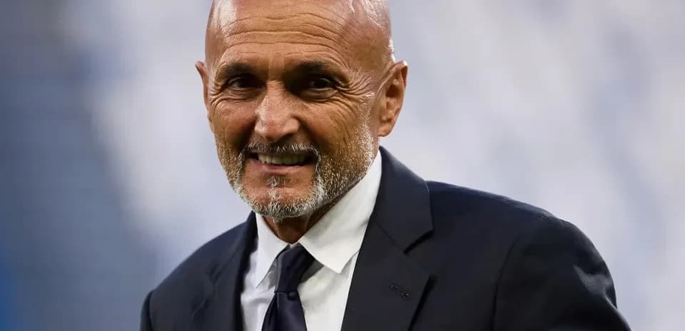 Entrenador sonriendo en un evento deportivo