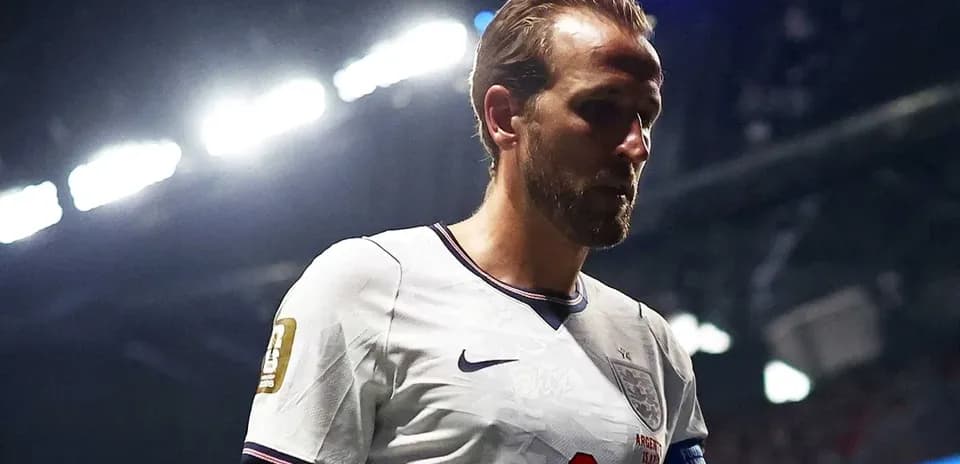 Jugador de Inglaterra saliendo del campo durante partido