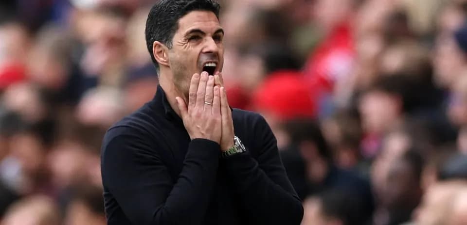 Entrenador gesticulando en el área técnica durante el partido