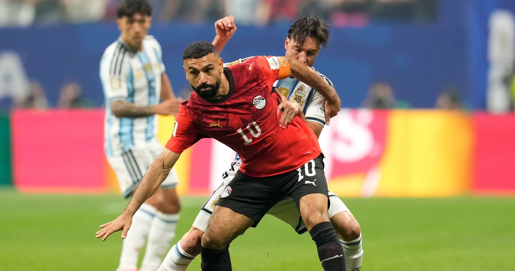 Jugador de Egipto luchando por el balón con argentino