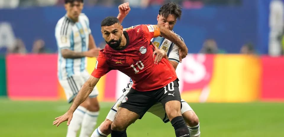 Jugador de Egipto luchando por el balón con argentino