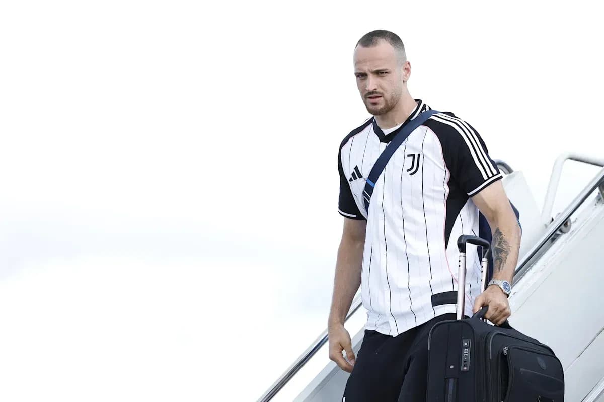 Jugador de Juventus desembarcando del avión con maleta