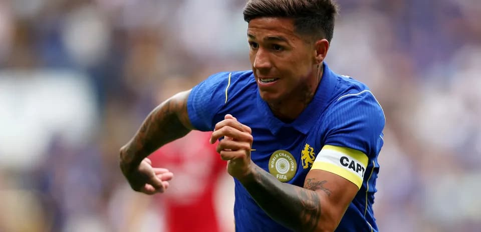 Jugador corriendo con camiseta de Chelsea y cinta de capitán
