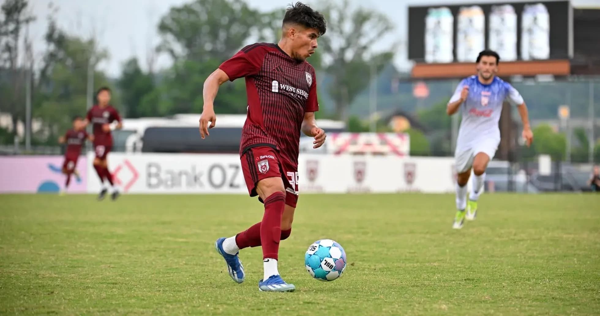Jugador de Knoxville conduciendo el balón en el campo