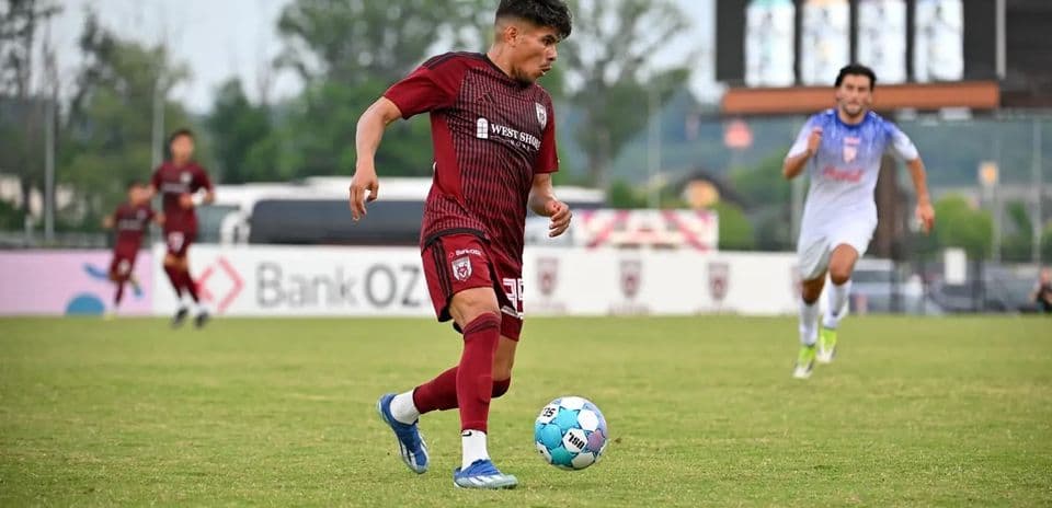 Jugador de Knoxville conduciendo el balón en el campo