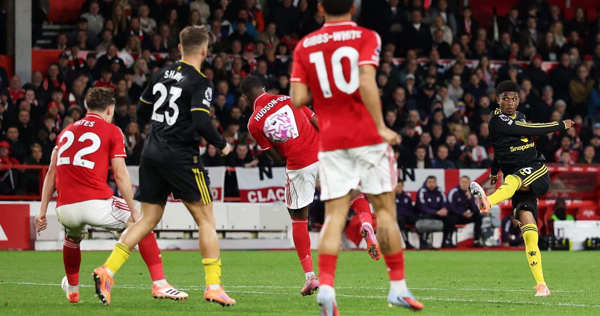 Remate de jugador de Nottingham Forest en partido