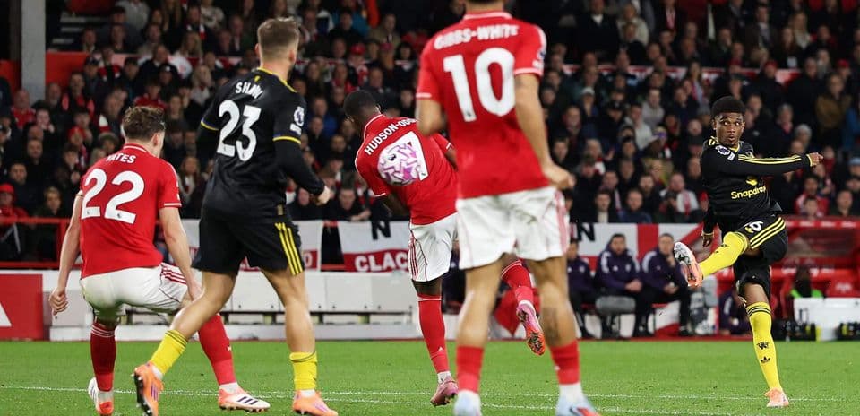 Remate de jugador de Nottingham Forest en partido