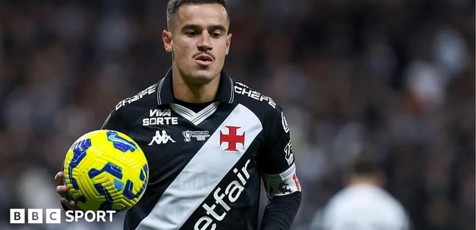 Jugador sosteniendo un balón durante un partido
