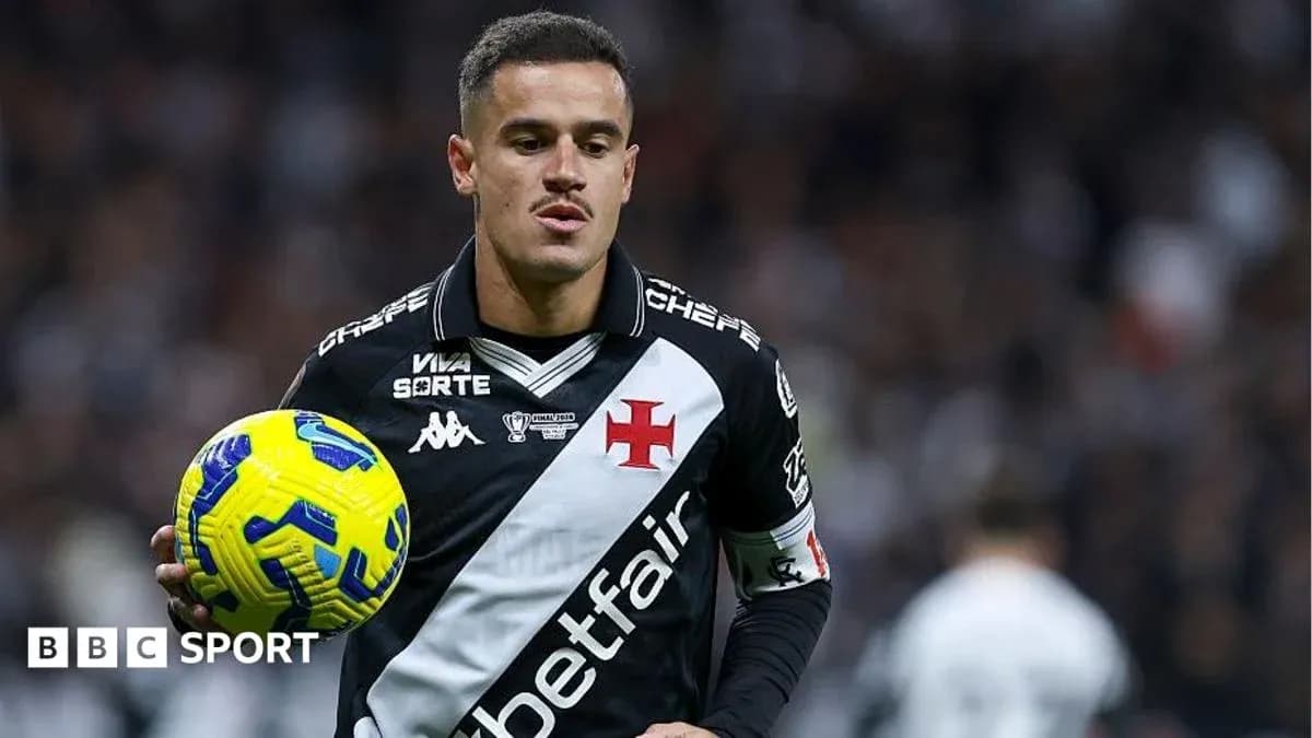 Jugador sosteniendo un balón durante un partido