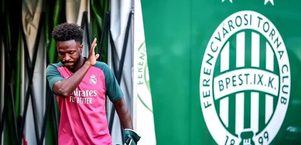 Jugador de Real Madrid saliendo del túnel de vestuarios