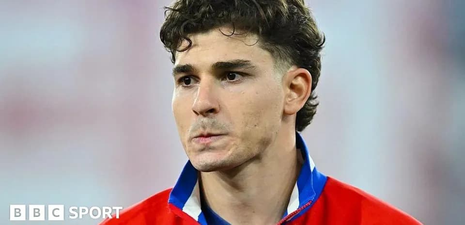 Jugador con camiseta roja mirando hacia adelante