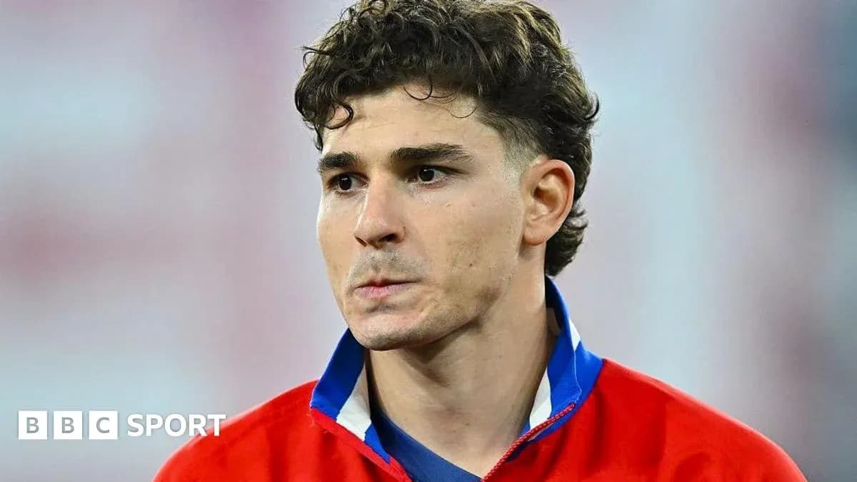 Jugador con camiseta roja mirando hacia adelante