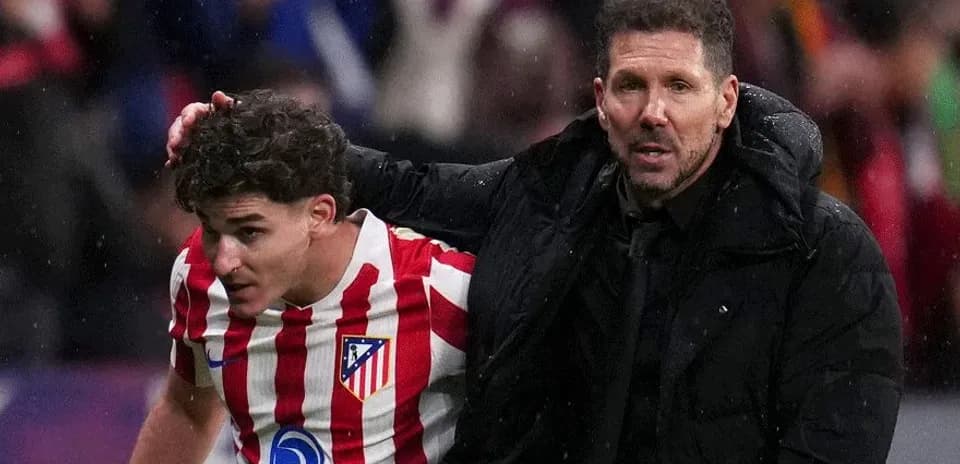 Entrenador asistiendo a jugador del Atlético de Madrid