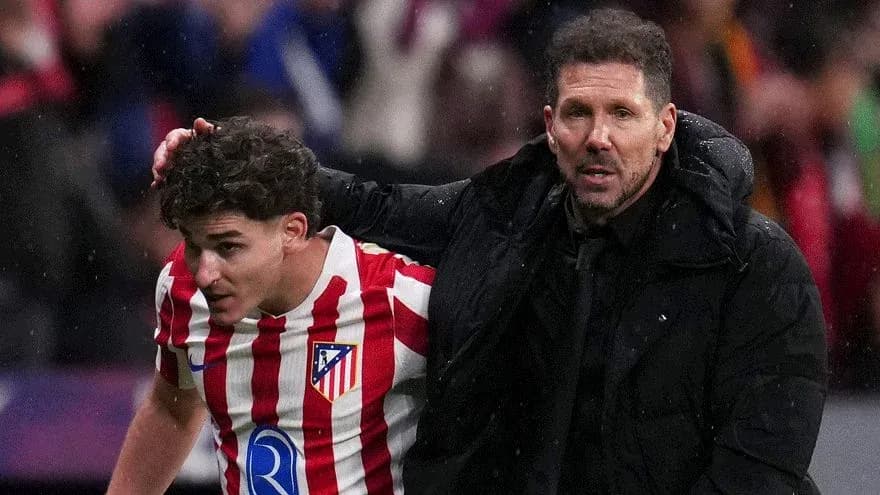 Entrenador asistiendo a jugador del Atlético de Madrid