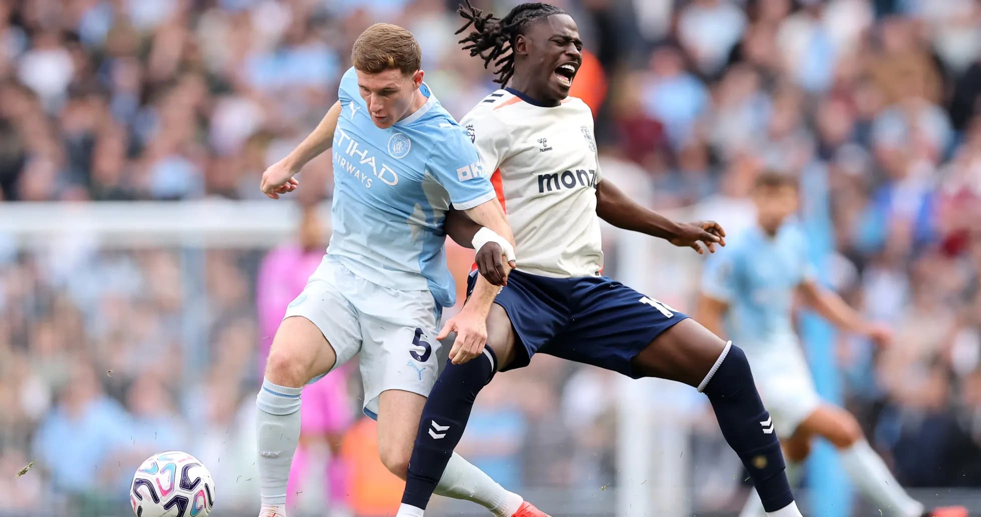 Jugador de Manchester City compitiendo por el balón
