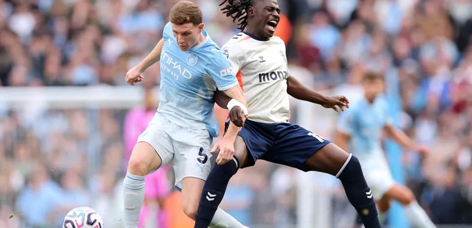 Jugador de Manchester City compitiendo por el balón