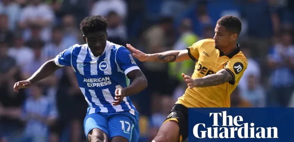 Jugador de Brighton driblando ante rival de Wolverhampton