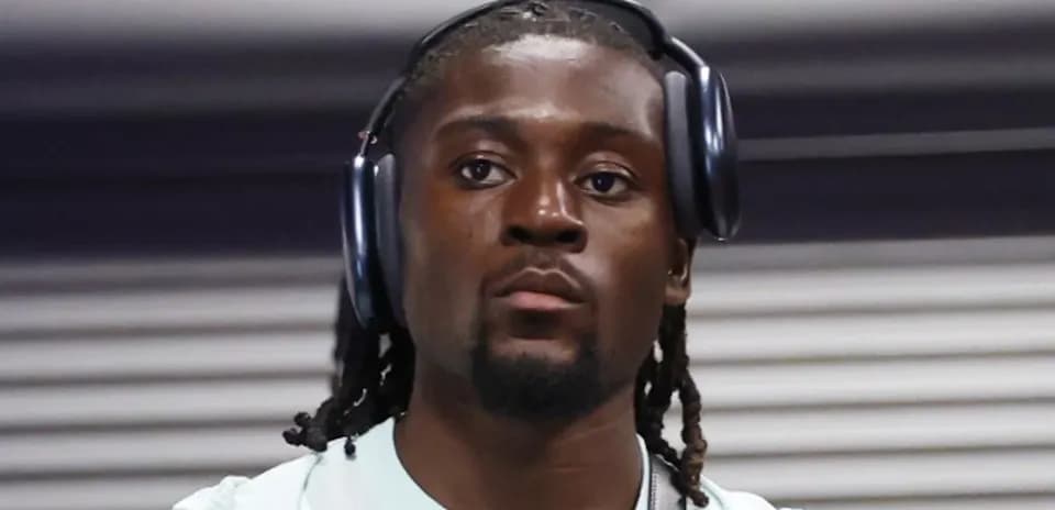 Jugador con auriculares en vestíbulo