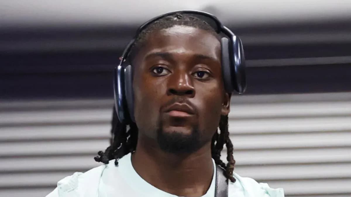 Jugador con auriculares en vestíbulo
