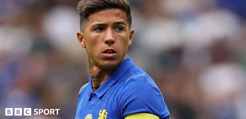 Jugador de Chelsea con camiseta azul y banda de capitán