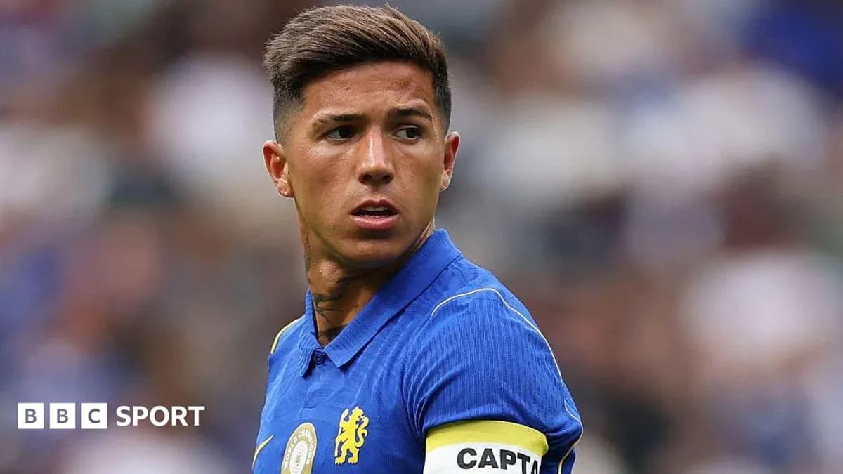 Jugador de Chelsea con camiseta azul y banda de capitán