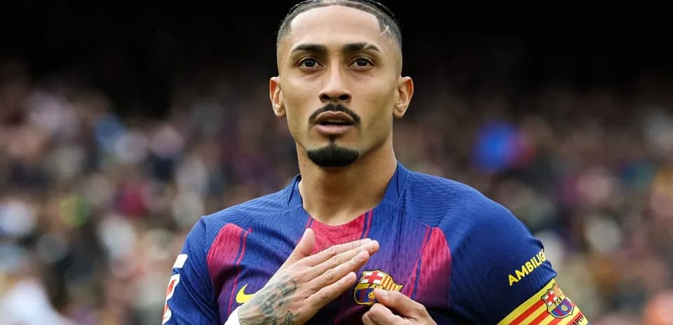 Jugador de Barcelona tocando su escudo en el pecho