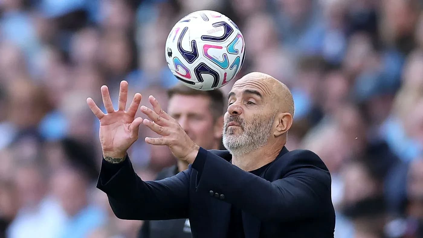 Entrenador intentando atrapar un balón en el partido