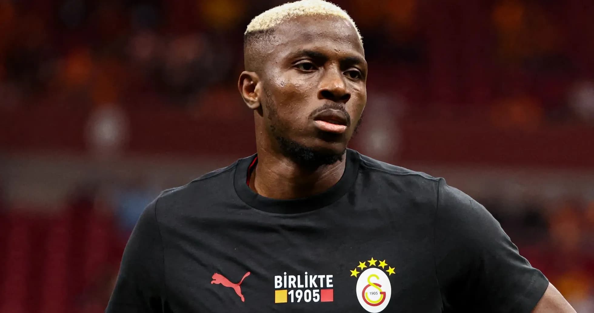 Jugador de Galatasaray en calentamiento previo al partido