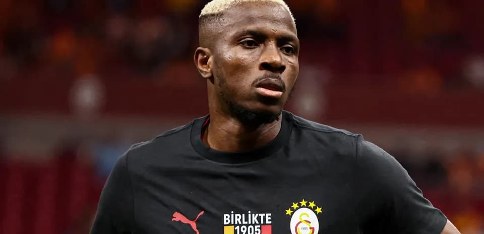 Jugador de Galatasaray en calentamiento previo al partido
