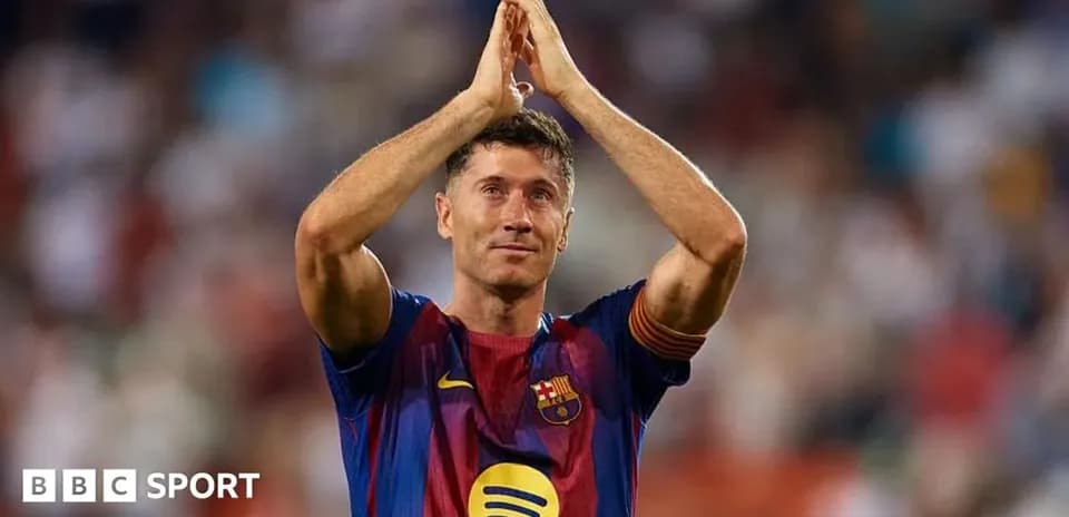 Jugador aplaudiendo a la afición en el campo