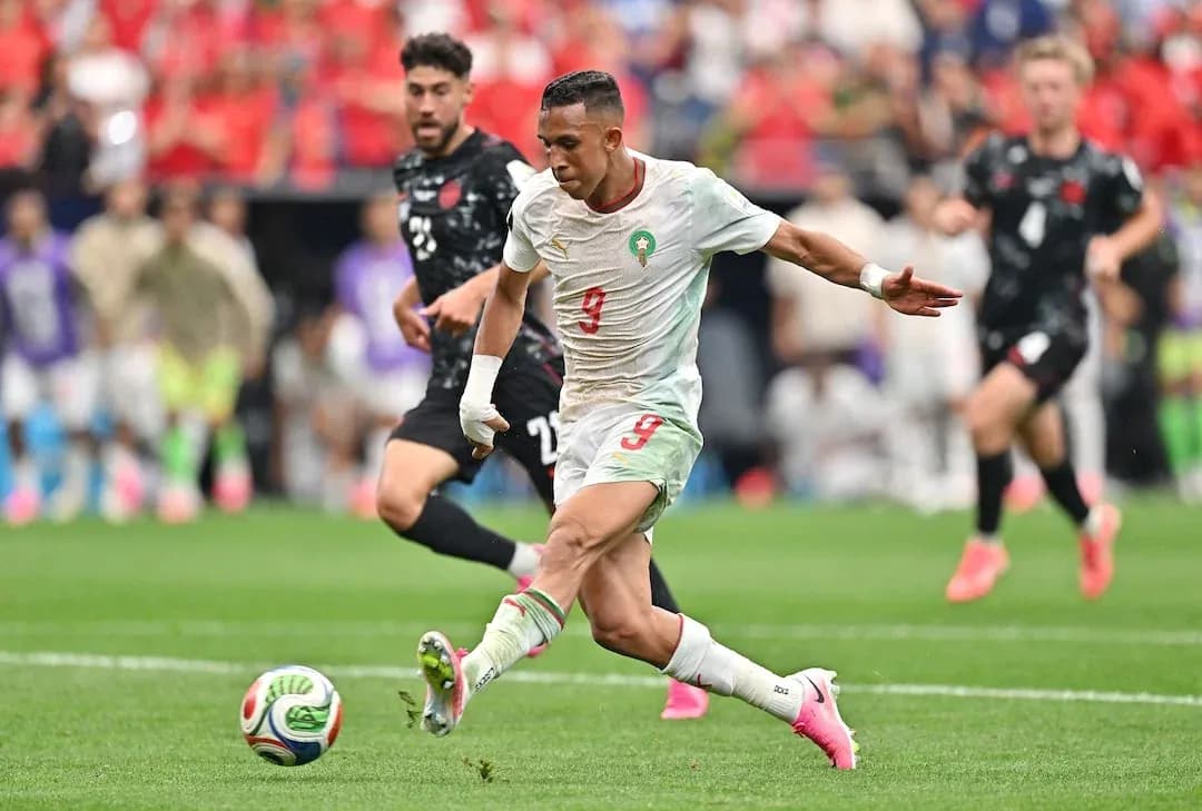 Jugador de Marruecos disparando en el partido